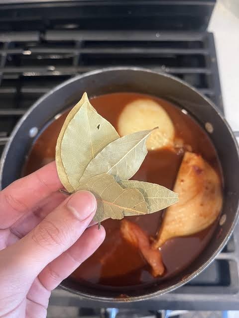 Preparare culinară lentă și infuzie de ierburi naturale în bucătărie